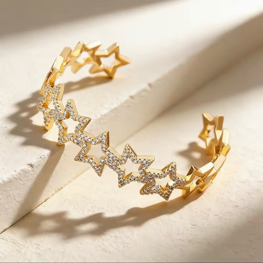 Gold Star Bracelet
Stainless Steel